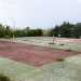 I campi da tennis inutilizzati da tempo e costellati da diversi tubi rotti